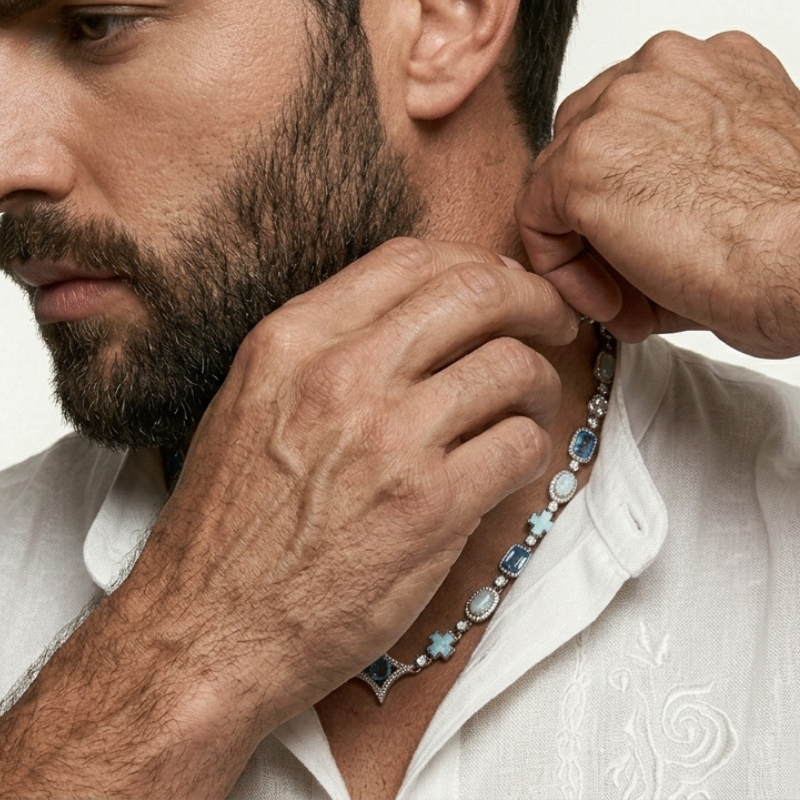 Collier iced out géométrique plaqué or blanc avec pierres cristal bleues pour homme